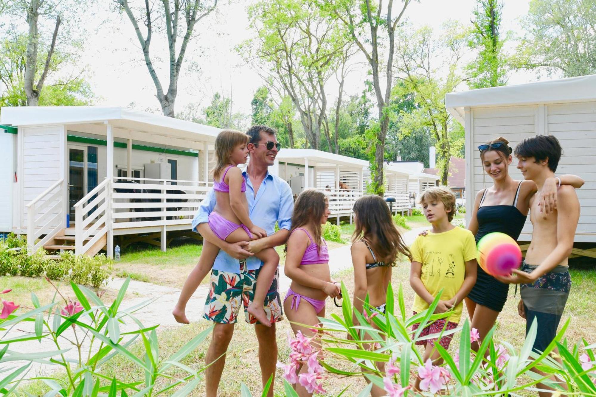 Isamar Holiday Village Ca Lino Zewnętrze zdjęcie Families at a campsite
